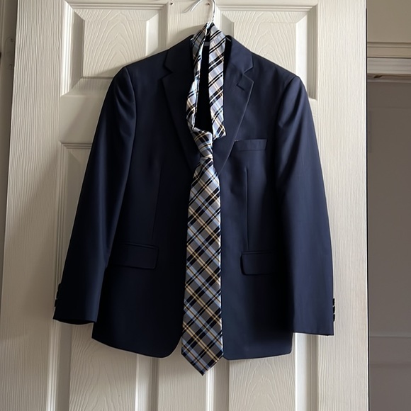 Boys Michael Kors 2 piece Suit (with tie) - Picture 6 of 7